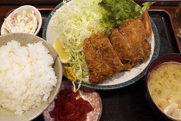 チキンカツ定食　800円