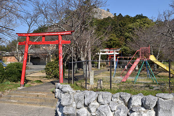 立岩神社と立岩公園その向こうに立岩