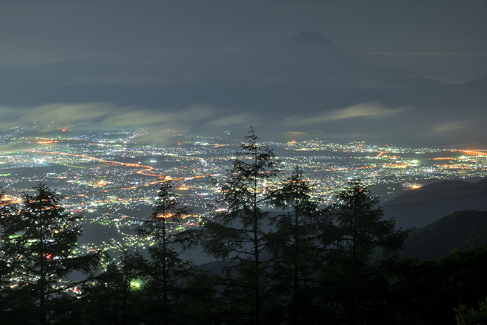 午前2時　雲間から現れる富士山