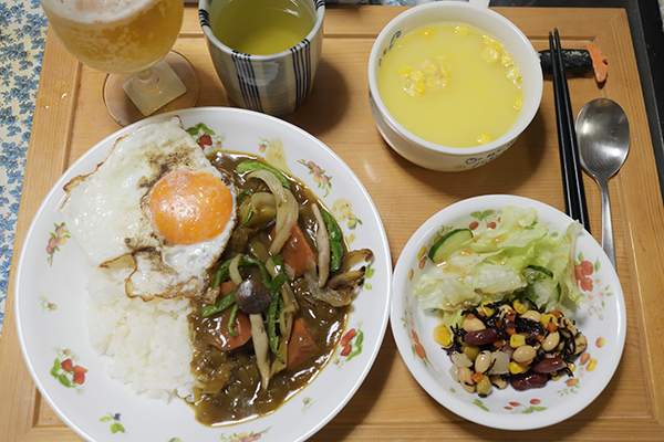 目玉焼きと炒めた野菜をそえていただきます。スープ＋サラダ添え