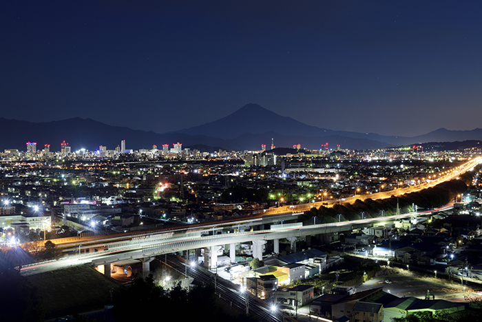 ビル群と富士山