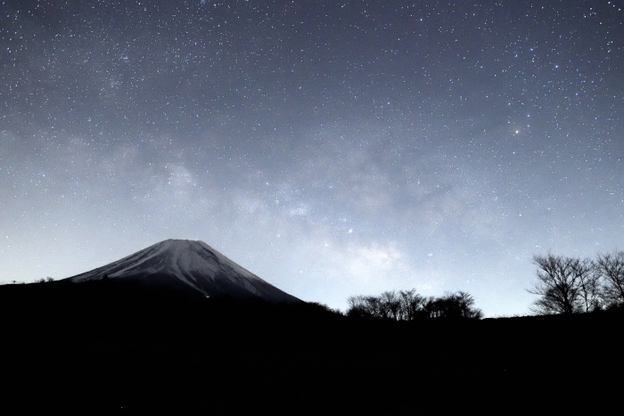 富士山頂に横たわる天の川