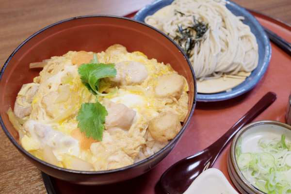 名古屋コーチンの親子丼と蕎麦のセット