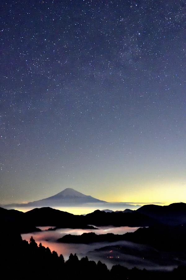 雲海と天の川と富士山