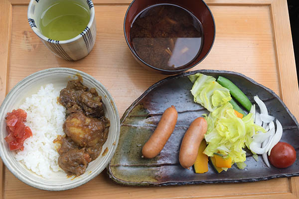 金曜日の朝は残り物カレーだった