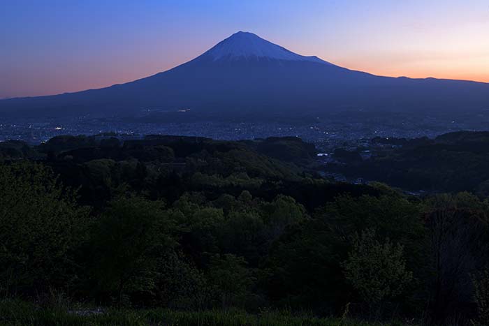 富士宮市の夜景と夜明け前の富士山