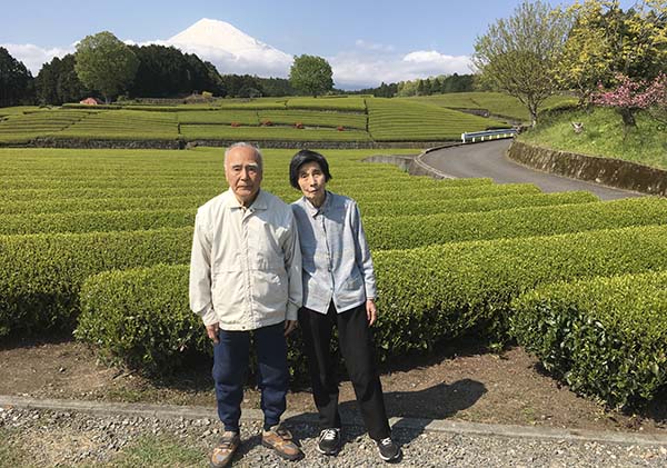 県庁知事室にある風景写真の場所で記念撮影