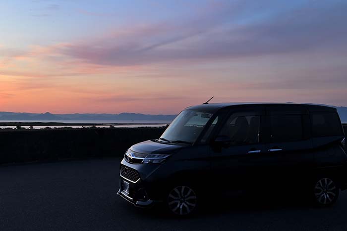 駿河湾の朝焼けと愛車