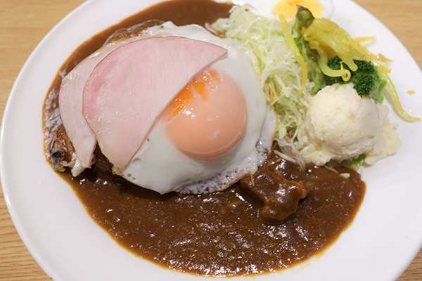 カツカレーが有名な店でカレーランチというメニューを頼む