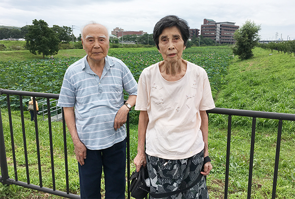 麻機沼と両親、後ろに子供病院がみえる