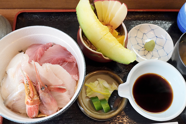 海鮮丼、メロン付き