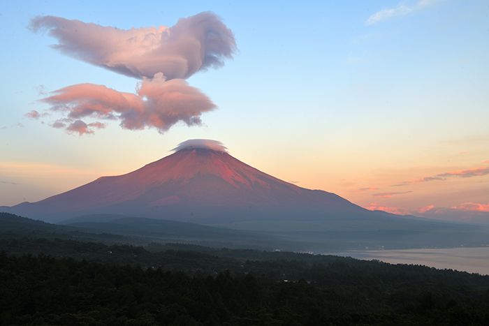 吊るし雲舞う、赤富士