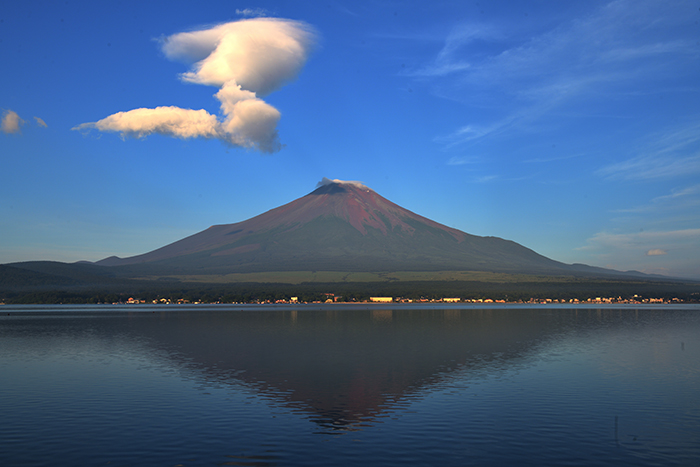 赤富士、湖畔より