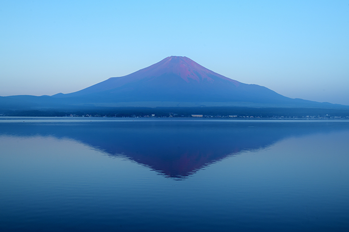 赤富士の湖畔