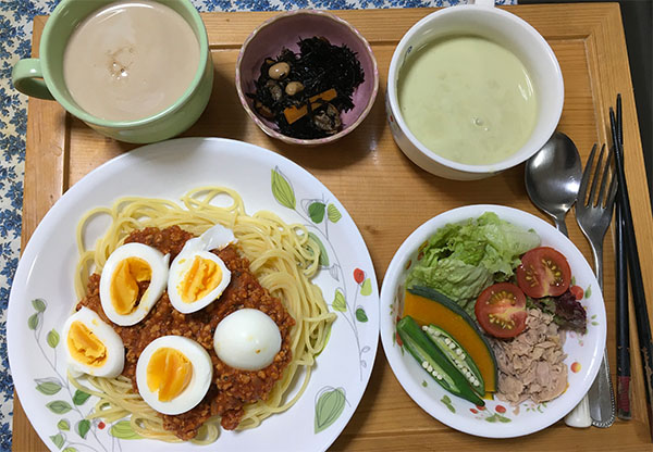 妻がミートソースをおいていったので、パスタランチ