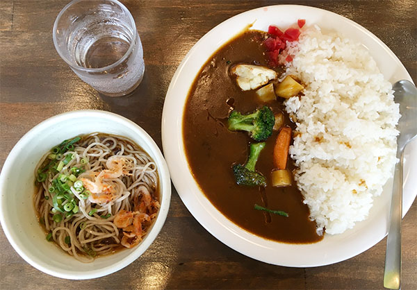 今日のランチが偶然カレーライスと蕎麦のランチでした