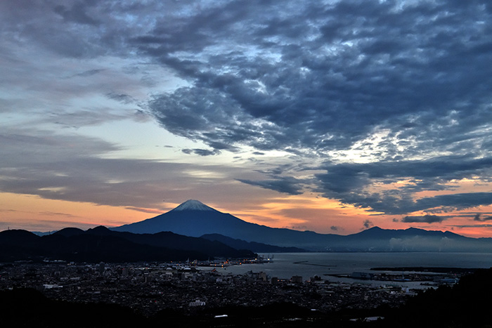 日本平からの富士山と清水港、朝焼け。