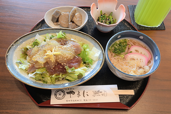 海鮮丼（日向丼）とうどんの定食を食べてきました。丁寧に仕事してある感じです1100円