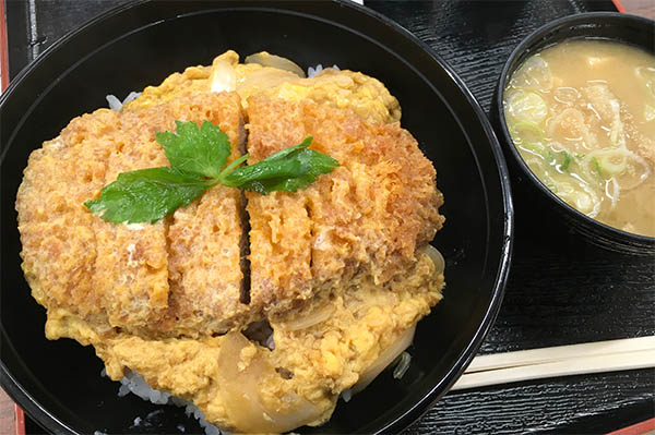 午後８時東北道蓮田SAでかつ丼食べる