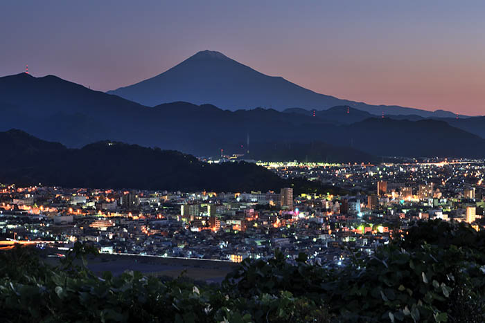 静岡市夜景を従えて