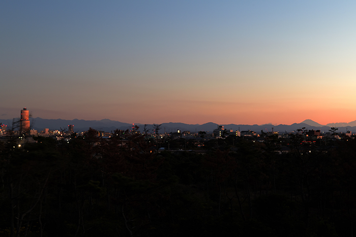 防潮堤からみる富士山とアクトタワー遠望