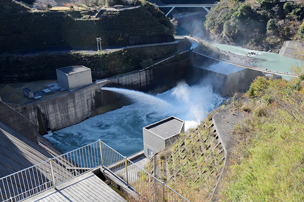 長島ダム放水