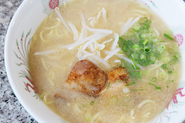 マッサランで豚足ラーメンを食べました