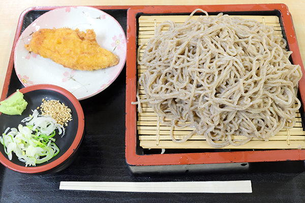 黒光りして透明感のある蕎麦はうまい