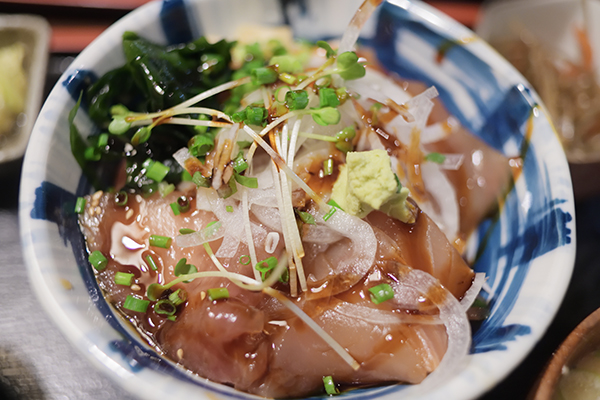 まぐろ漬け丼