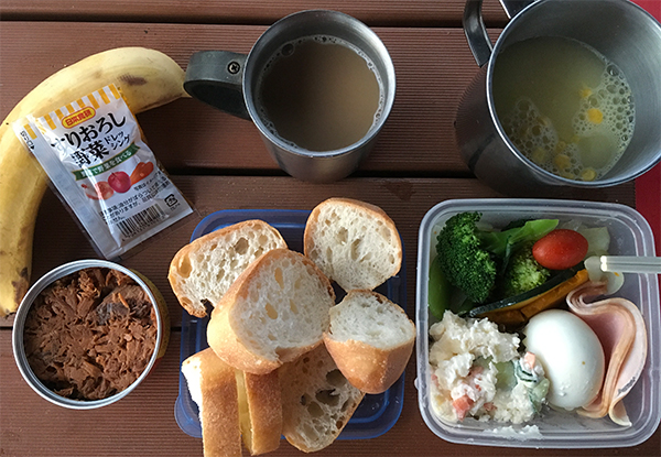 持参したパンとお湯でスープとコーヒーを作りモーニング