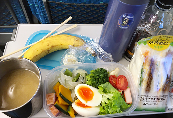 朝食は持参の男飯サラダで