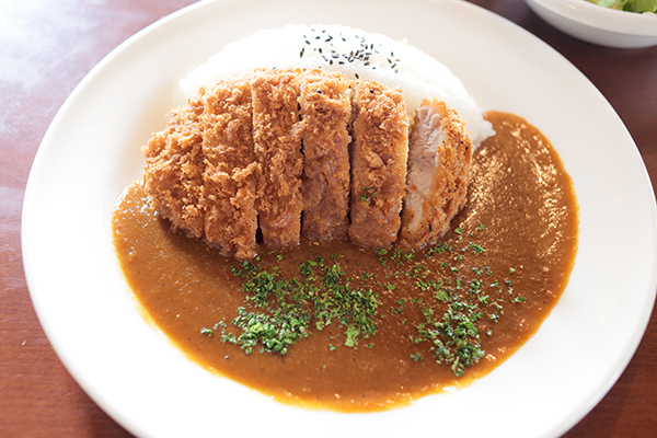 良質な豚肉をいただくカツカレー