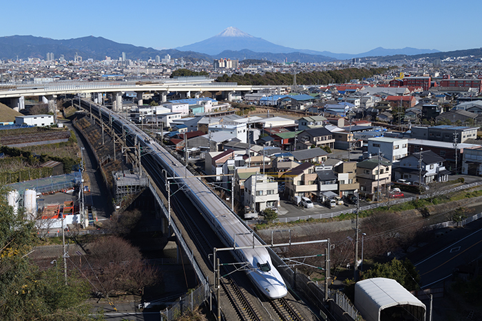 新幹線トンネルの上からの富士山