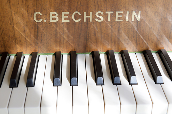 新調したBECHSTEINのピアノ