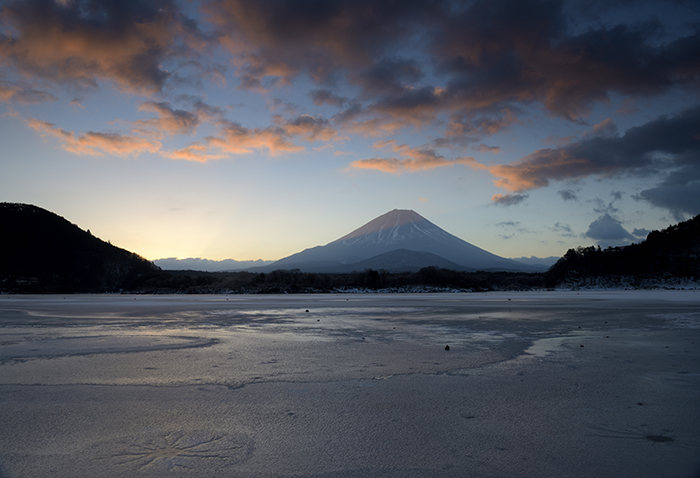 朝焼け雲と凍結する湖