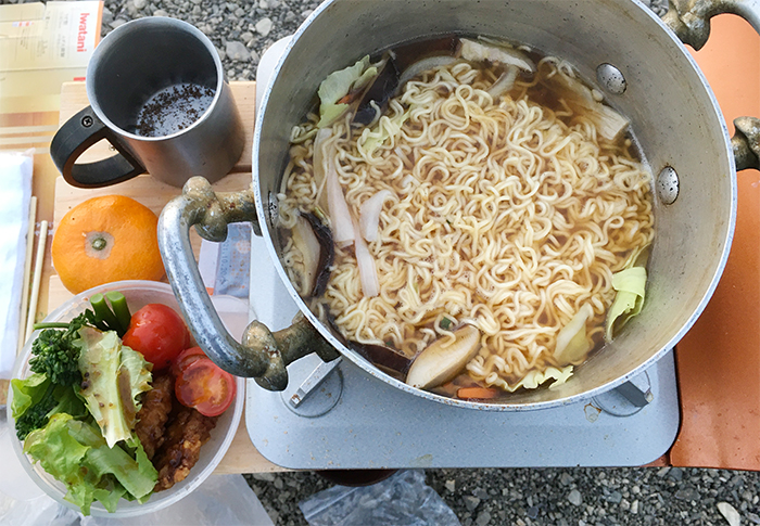 お湯とサラダ持参で野菜ラーメンを煮る