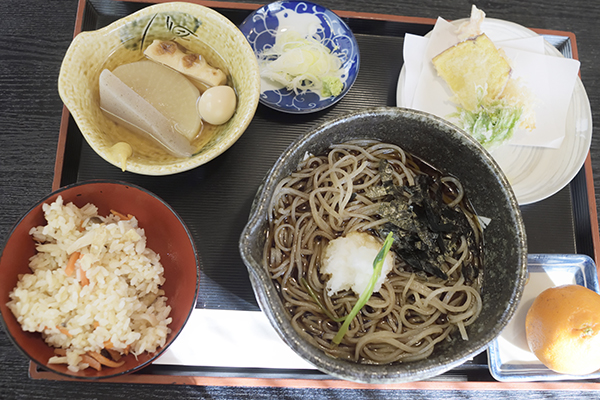 平日限定ランチは天ぷら、おでん、炊き込みご飯がつきます