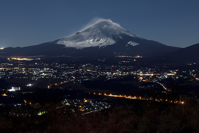 御殿場市夜景と雪煙