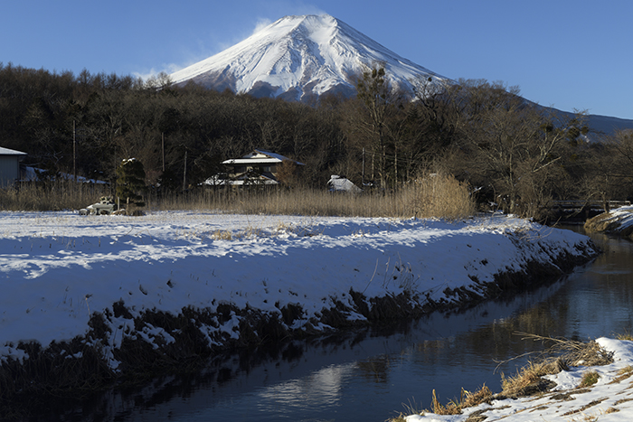 春待つ桂川と富士山