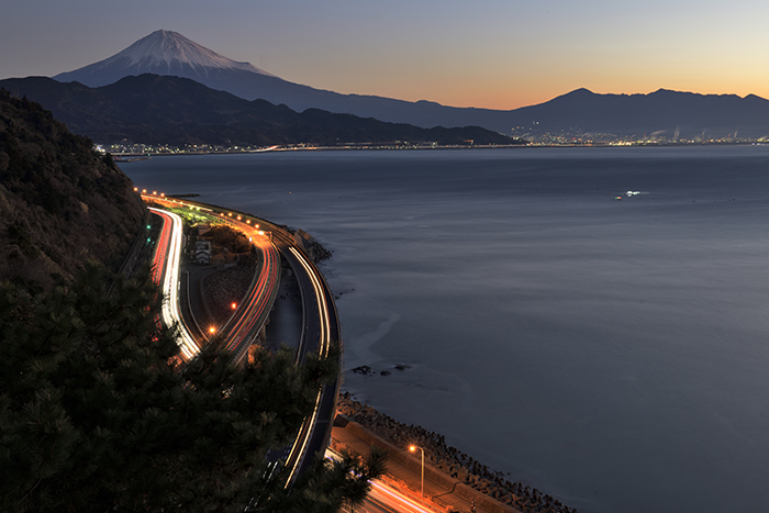光跡残る駿河湾と富士山