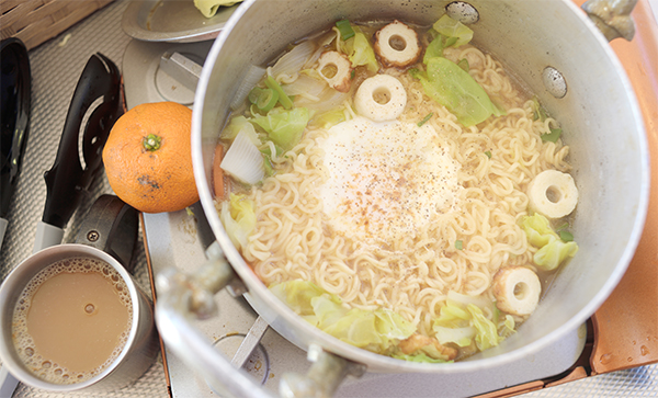 インスタントラーメンをつくる。