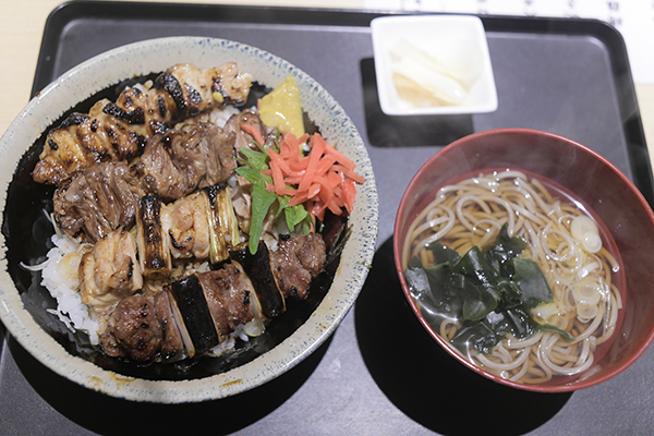 何種類もの焼き鳥が楽しめます。蕎麦付き