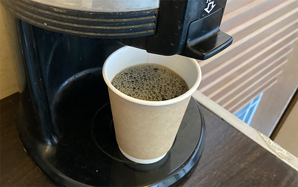 精算をすませてセルフのコーヒーをいただく