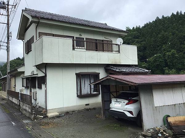 会社の前に戸建ての社宅が二つあります