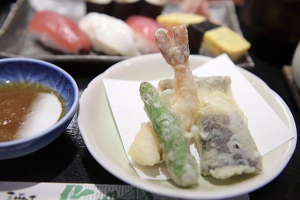 島田市魚中のランチ、フルーツがついて1100円