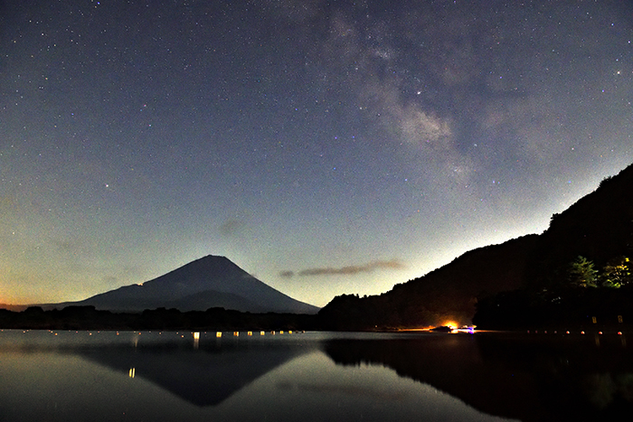 天の川が立ち上がる夜