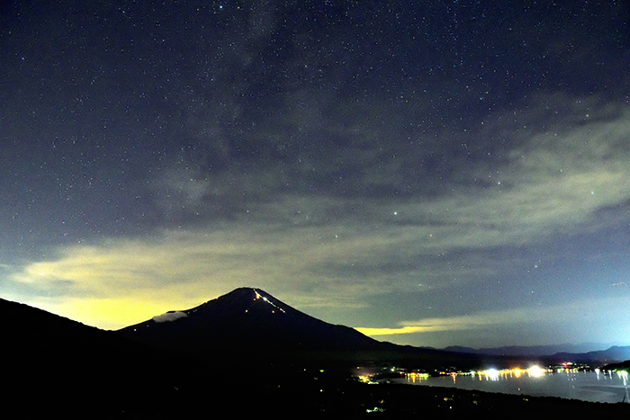 富士山頂に天の川出現