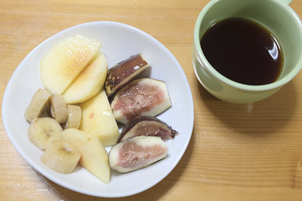 山梨県で購入してきた桃と妻の実家のイチジク