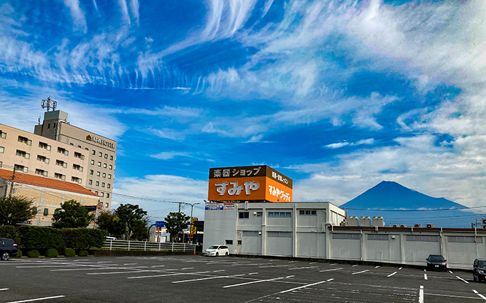 駐車場から見上げた台風直前の青空と雲の動き