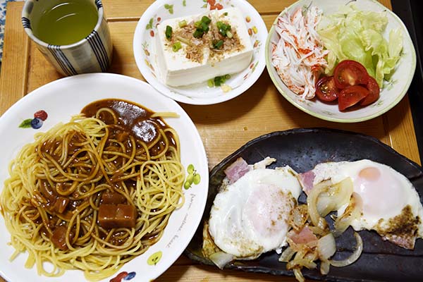 カレーパスタと目玉焼き。冷やkkとサラダランチ